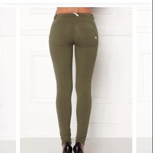  - Freddypants använda runt 4-5 gånger men har efter det bara legat i garderoben. Frakt ingår . Ny pris 900 kr