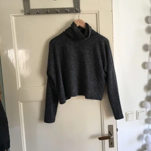  - Superskön, grå, långärmad tröja från Bik Bok i lite croppad modell. Använd ett fåtal gånger så i fint skick. Inte jättetjock så perfekt till våren.  Köparen står för eventuell frakt, frakten är inte inräknad i priset. Tar swish.
