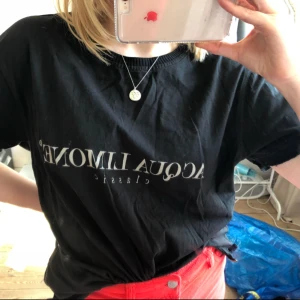  - Klassisk svart aqua limone t-shirt i använt men bra skick! Storlek M men passar XS-L beroende på hur man vill att den ska sitta :) liten ficka längst ner till höger på baksidan. Går utmärkt att ha den ”bakochfram” med citronskivan fram också :) 