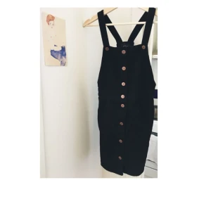  - Superfin hängselklänning från Monki (nyskick) storlek XS. Kan mötas upp i Stockholm eller posta vid betalad frakt, swish is queen! 