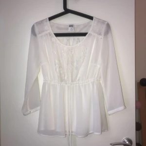 Vit blus - Fin vit blus, köpt från Vero Moda för 349 kr. Kan frakta eller möts upp i Uppsala. 