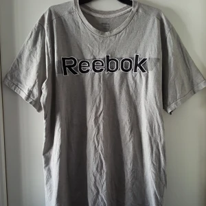  - Vintage grå Reebok t-shirt. Finns i Örebro men kan skickas.