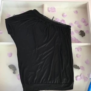  - Oanvänd enaxlad tröja som passar S och M