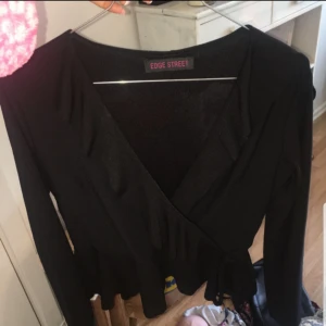  - En fin tröja som fins volanger på  Vet inte riktigt storleken men passar mig som har xs;)