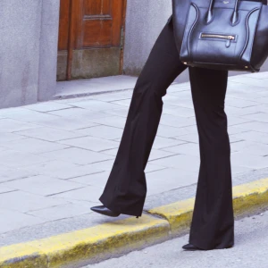  - Jättefina utsvängda kostymbyxor från Filippa K💕 Storlek S men skulle säga att de passar storlek S/M (säljs då de är för stora för mig). Inköpta på NK för 1495 men säljs endast för 300! Frakt ingår🌸