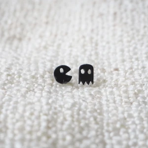  - minimalistiska örhängen  frakt 10 kr  