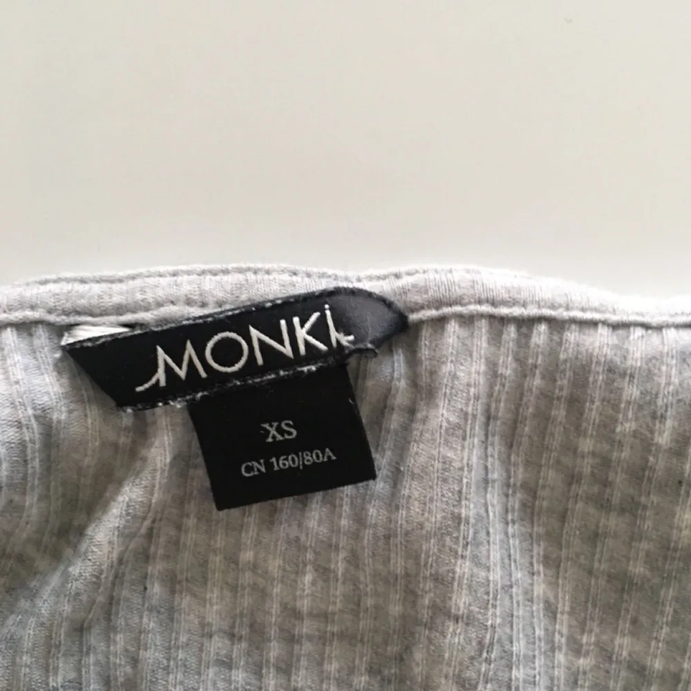 Kortare t-shirt från Monki, inte använd särkilt mycket!. Toppar.
