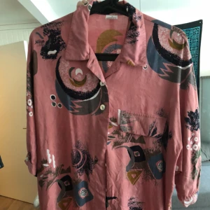  - En schysst tröja som är köpt secondhand i kroatien. Skönt att ha på sommaren eller när det är varmare ute!