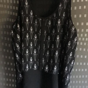  - Topp från H&M med dolkar. Transparent material som är lite längre bak än fram. Finns i Gävle men skickar gärna mot fraktkostnad 🌟