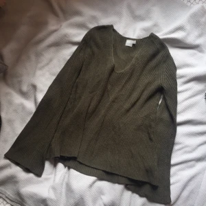  - khakigrön stickad tröja med v-ringning och i oversized modell från asos! mkt sparsamt använd.