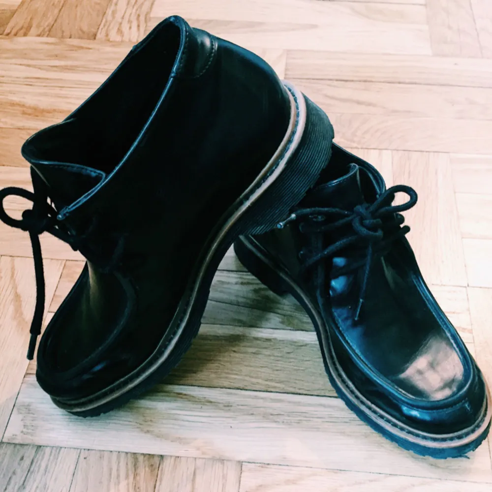 Säljer skor från Monki pga fel storlek. Använda ett fåtal gånger. Perfekta skon till jobbet, uppklädda men med tvist!  Supersnygga till kostymbyxor med en härlig strumpa i.  Hämtas i Stockholm. Skor.