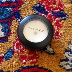  - 🌸Vit ögonskugga från mac cosmetics🌸  •köparen står för frakt• 