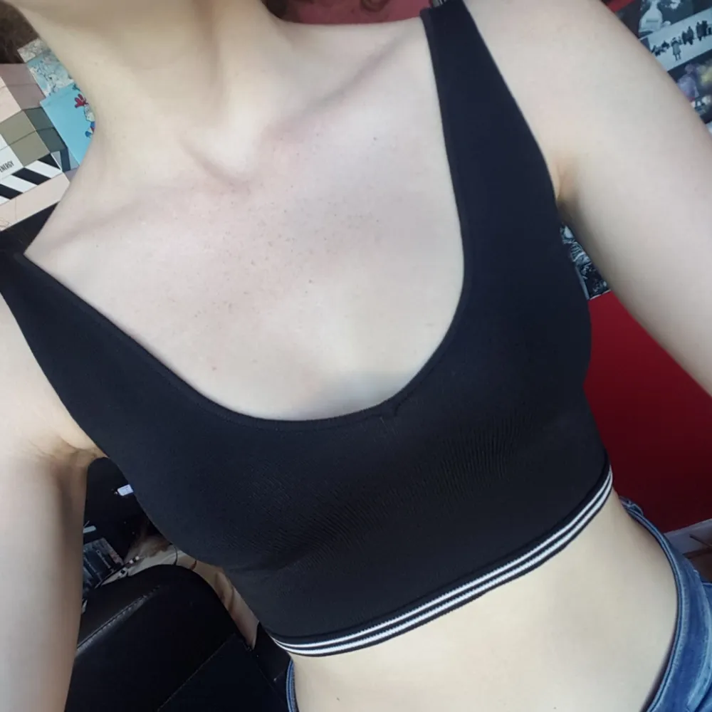 Supersnygg crop top från BIK BOK används endast två gånger.  köparen står för frakt . Toppar.