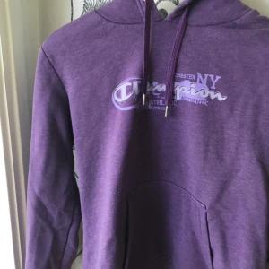  - Säljer min fina och givetvis äkta Champions hoodie! Köpt i USA för några år sedan, aldrig använd pga för stor och inte min smak. Frakt 45kr ☺️