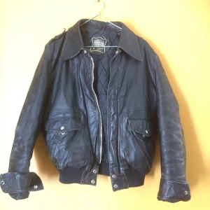  - Minst sagt kaxig och genuin biker-läderjacka. Är original av märket petroff. Står ingen storlek, men skulle säga att den passar för M. Den har ett litet jack på höger baksida, se bild 3!  🏍🏍🏍🏍🏍🏍🏍🏍