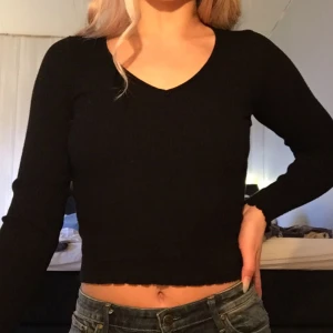  - Svart ribbad långärmad tröja från Bershka.  Storlek: XS Skick: använd Max 5 gånger.  Pris: 50kr + frakt Alla priser kan diskuteras. Finns ute på flera sidor. 