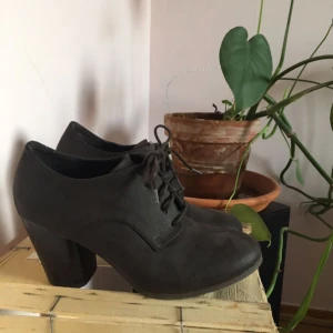  - Oanvända Enkla klackar som passar till vardags