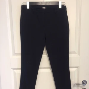  - Svarta chinos från bikbok stl S. Bra använt skick dock saknas haken till hyskan (se bild). 78%polyester, 18%viskos, 4% elastin.   Garderobsrensning, se mina övriga annonser.   Köparen står för frakt. Ansvarar ej för postens ev slarv.