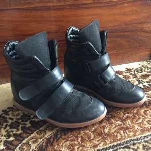  - Isabel Marant-liknande sneakers med klack från Nelly. Mycket sparsamt använda. Postar mot porto. Möts upp i Stockholm. 