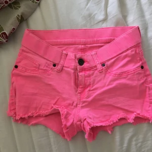  - dr denim shorts i mycket fins skick, strl S. Supercool rosa färg   Kolla gärna in mina andra annonser, kan samfraktas om du vill buda på flera.