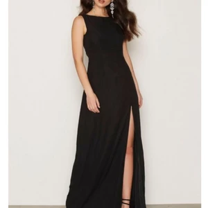  - Svart klänning som kan användas vid lite finare tillfällen, jag använde min på balen. Endast använd en gång, så den är så gott som ny. Nypris 300. Priset går att diskuteras :) OBS! Möts endast upp i Stockholmsområdet! 