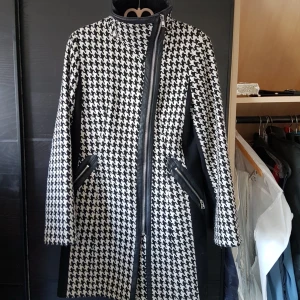  - Höst/vinter kappa från Calvin Klein med snygga detaljer. Köparen står för frakten.