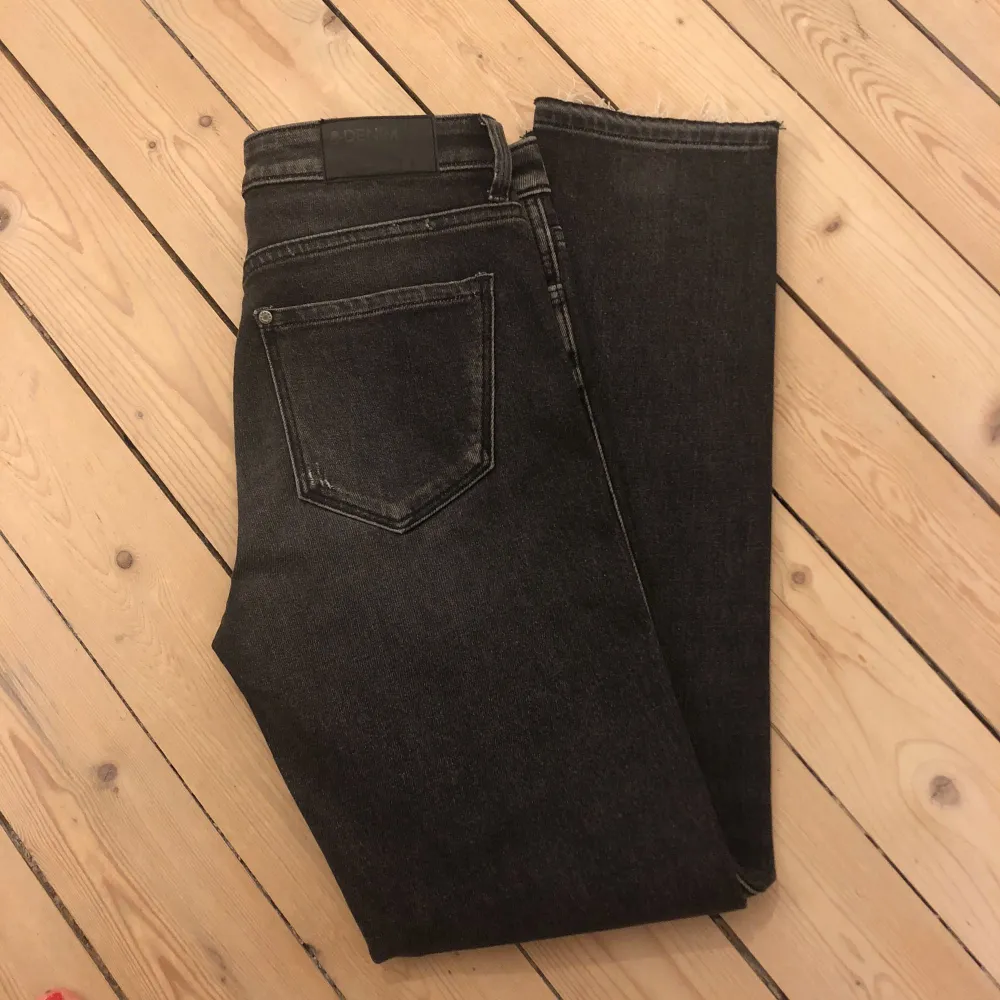 Oanvända jeans Mörkgrå med slitning längst ner  Storlek 25. Jeans & Byxor.