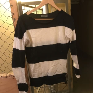  - Snygg tröja från Hunky dory med dragkedja