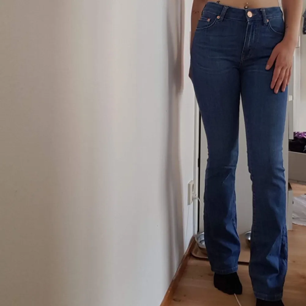 Utsvängda jeans i marin blå som i längden är 26 och passar mig som är 168,7cm. Jeans & Byxor.