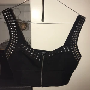  - Croptop med nitar/stenar. Fraktar endast, frakt ingår i priset.