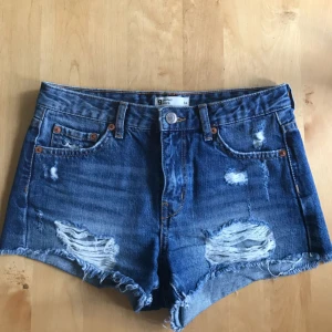  - Säljer ett par jeansshorts från Gina tricot. Storlek 34. Frakt betalas av köparen 