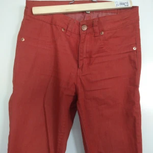  - Ett par jeans i rostfärg köpta på Carlings. Stuprörsmodell, bak- och framfickor. Det står bara medium som storlek, men är du intresserad tar jag mått och bilder på hur de sitter. Gratis frakt!