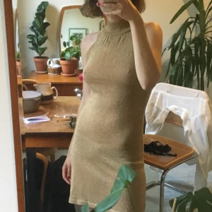  - Assnygg figurnära guldklänning i storlek S!! Jag gissar på att den är från tidigt 00-tal, jag själv har tyvärr aldrig hunnit använda den. Kan mötas i Sthlm vid köp, annars tillkommer fraktkostnad. 