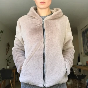  - Superfin ”pälsig” jacka, köpt i Barcelona. Står ingen storlek men funkar för XS, S, M. Jätteskön och gosig 🤩🤩