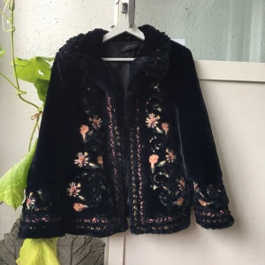  - Faux fur från Zara. Jackan har ingen stängning och har fickor i sidan.  Liten spricka i fodret vid fållen, annars mycket bra skick!   Frakt tillkommer för 59:- men kan även mötas i centrala Sthlm✨