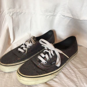  - Glittriga Vans glittrar vackert i solljuset!!  Använda Max 4-5 ggr pga för små. Textiler mycket fina och hela. Köpta för 800 kr. 
