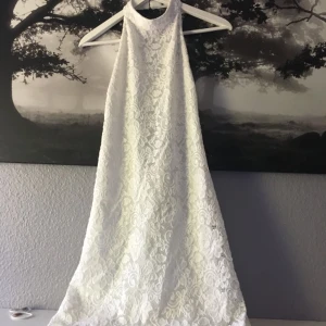  - Gullig halterneck klänning i spets med öppen rygg. aldrig använd då jag tycker att den är för stor på mig.  Köparen står för frakt, jag kan mötas upp i Skåne 