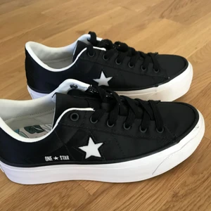 - Svarta Converse sneakers från ny kollektion med 4cm platå. Endast använda en gång och i nyköpt skick. Nypris 1200kr. Skokartong och vittskosnöre tillkommer. 