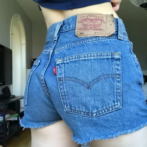  - Jeansshorts från Levis köpta på urban outfitters. Lite små på mig så passar en XS. Använd fåtal gånger. Möts upp i Stockholm annars tillkommer frakt!
