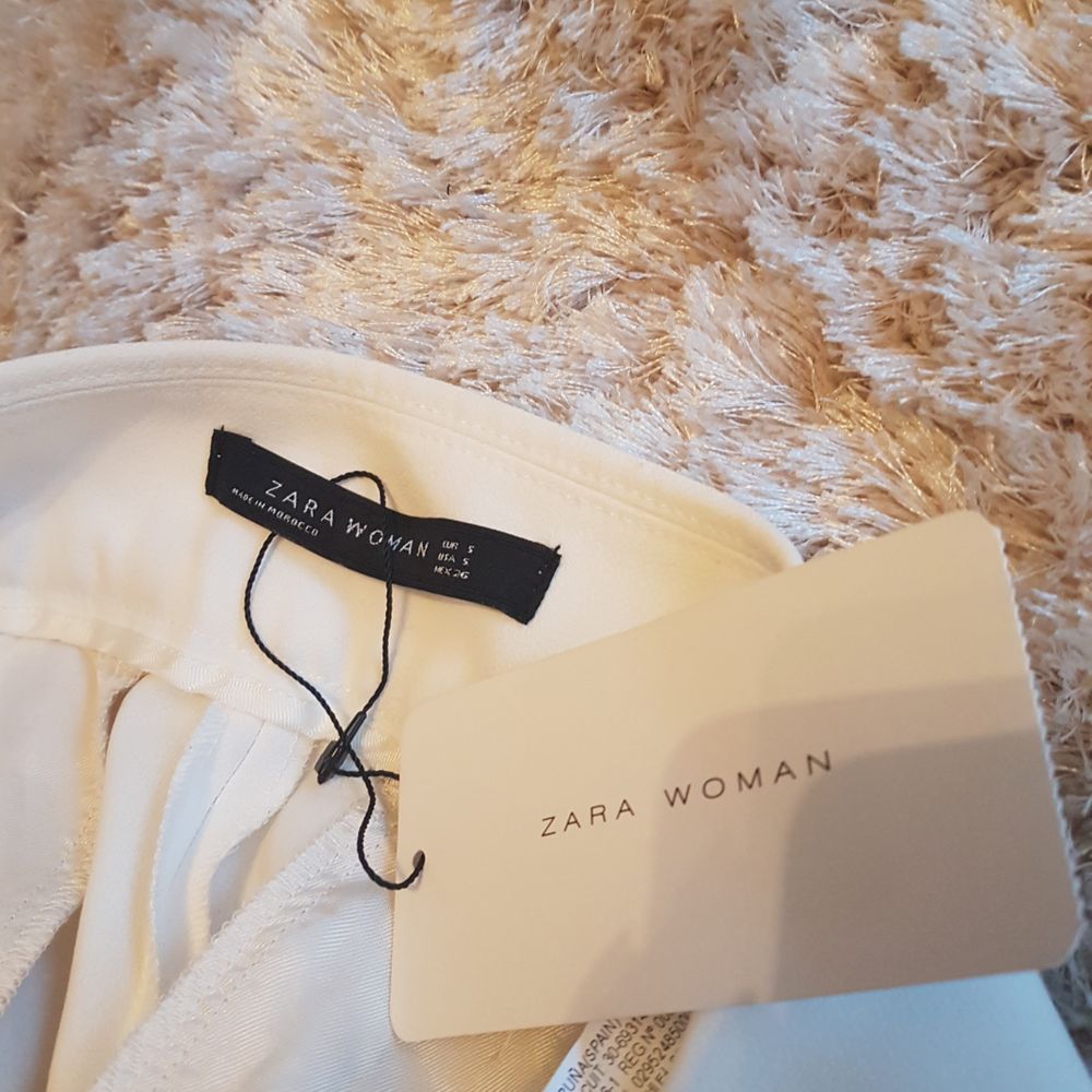 Vita kostymbyxor från Zara som | Plick Second Hand