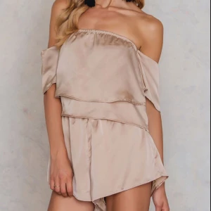  - Säljer min playsuit från Na-KD i beige färg. Oanvänt super snygg säljer den pga.fel storlek 