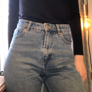  - Blåa jeans från monki, är i storken 38-39 och är i bra skick  