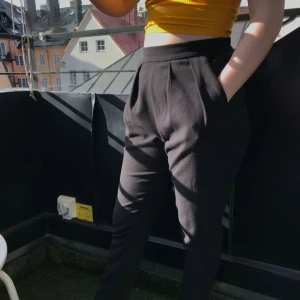  - Mjuka kostymbyxor med resår. Köpt 2017 från monki. Passar w 26-29 L 29-32.