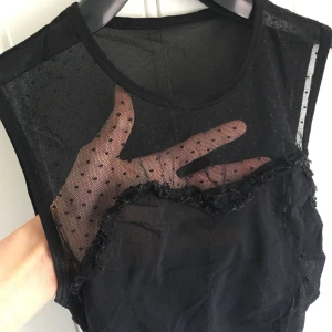  - Söt prickig topp från Hm med strechig nät tyg. Mindre transparent vid nedre delen.