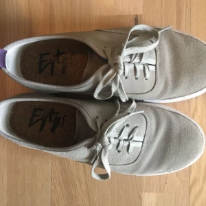  - Säljer av två favoriter pga kommer inte till användning. Eytys i storlek 40 men de blåa passar en 39a och de grön/gråa passar en 40 eller 39. Skorna är i använt men fint skick därav det låga priset. Köparen står för frakt. 