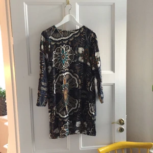  - Mönstrad klänning från h&m i storlek 36, sparsamt använd 👗 köparen står för frakt 