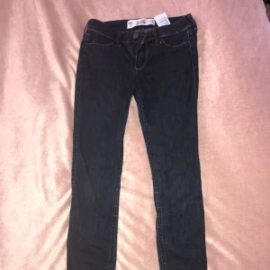 - Ett par jeans från hollister. Dem är hela överallt och är inte ut töjda. 