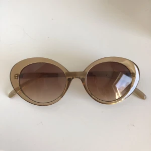  - Solglasögon från Mango, knappt använda. Köparen står för frakt