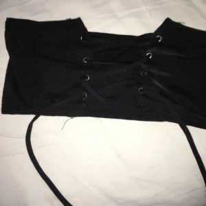  - ”Waist trainer” typ av bälte. Kan stylas med en vit tröja. Nyskick Fraktar med extra kostnad.