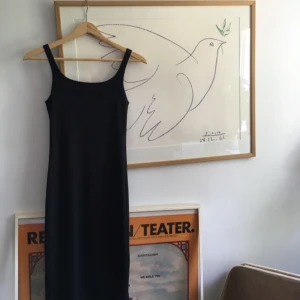  - En klassisk ”little black dress” som passar både på fest eller nerklämd till vardags. Slits på baksidans underkant. Framhäver ens former. 